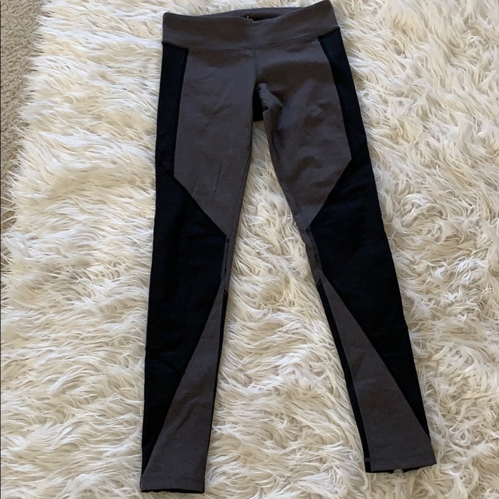 ALO Yoga Undertone Gray & Black Zipper Leggings - Picture 7 of 12